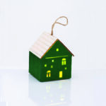 ^FELT HOUSE WOODEN ROOF GREEN 1 MINI LED WW BATT 3*AG10 (INCLUDED) 8*8*9,6cm^